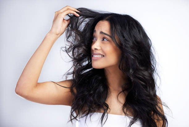 Dry and Frizzy Hair: Causes and Remedies to Combat It